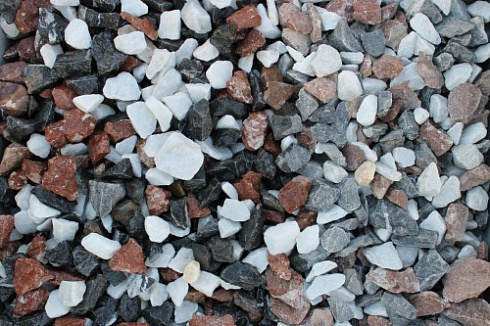 Kamenclub.ru: Мраморная крошка (щебень крошка микс : белый-черный-розовый) фр. 20-40 мм.  купить в Брянске мрамор белый, черный, розовый декоративная ландшафтная крошка 12000 руб/т   фото КАМЕНЬ КЛУБ