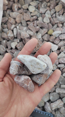 Kamenclub.ru: Мраморная крошка (щебень галтованный розовый) фр.20-40 мм.  купить в Брянске мрамор розовый, красный оголтованный округлый щебень  15000 руб/т   фото КАМЕНЬ КЛУБ