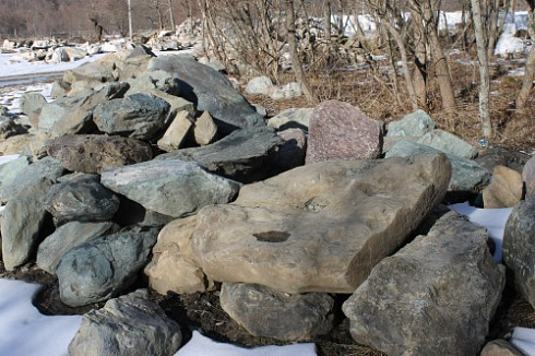 Kamenclub.ru: Гранит скальник (серо-зеленый) фр. 500-1500 мм.  купить в Брянске гранит мрамор  серый зеленый темно-серый глыба скальная колотая ландшафтная 7 500 руб/т   фото КАМЕНЬ КЛУБ