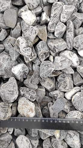 Kamenclub.ru: Щебень галтованный черный (мрамор) фр.40-70 мм.  купить в Брянске мрамор черный с белыми прожилками, черный, белый щебень галтованный округлый 13500 руб/т   фото КАМЕНЬ КЛУБ