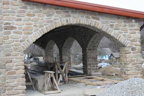 Kamenclub.ru: Песчаник для строительства и кладки блочный (фр 100-200 мм)  купить в Брянске песчаник бежевый серый рыжий валун мелкий для строительства песчаник 6500 руб/т   фото КАМЕНЬ КЛУБ