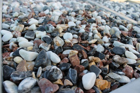 Kamenclub.ru: Мраморная крошка (щебень галтованный микс:белый-черный-розовый-медовый) фр.10-20 мм.  купить в Брянске мрамор белый, медовый, черный, розовый мраморный декоративный ландшафтный окатанный округлый галтованный щебень 15500 руб/т   фото КАМЕНЬ КЛУБ