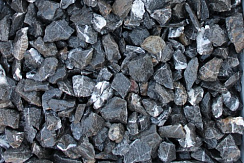 Kamenclub.ru: Щебень крошка черный (мрамор) фр. 5-10 мм.  купить в Брянске мрамор черный с белыми прожилками, черный, белый мраморная крошка декоративная ландшафтная 11000 руб/т   фото КАМЕНЬ КЛУБ