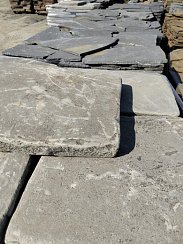 Kamenclub.ru: Песчаник пластушка светло-серый (2,0 см)  купить в Брянске плитняк- ластушка светло-серый, серый рваный ландшафтный плитняк колотый 13800 руб/м3   фото КАМЕНЬ КЛУБ