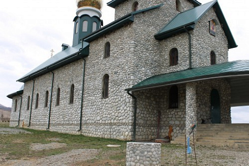 Kamenclub.ru: Галька речная плоская (бело-серая) фр. 100-200-300 мм. купить  в Брянске галька речная плоская серый, белый, бело-серый, серо-белый речная галька плоская  9000 руб/т   фото КАМЕНЬ КЛУБ