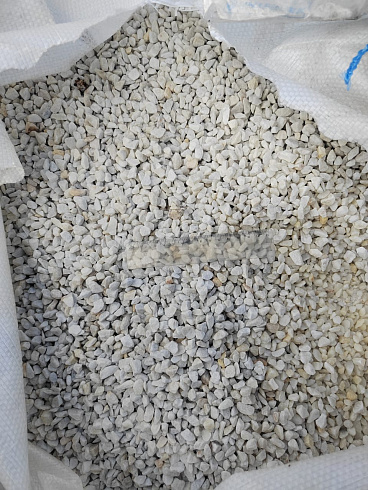 Kamenclub.ru: Мраморная крошка, щебень, цвет-белый, фр. 5-10 мм.  купить в Брянске мрамор белый, айвори, молочный мраморная каменная крошка ландшафтная 12000 руб/т   фото КАМЕНЬ КЛУБ