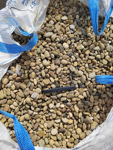 Kamenclub.ru: Галька речная окат рыжая фр. 20-40 мм. купить  в Брянске галька речная окатанная рыжая желтая серая округлая речная галька 5000 руб/т   фото КАМЕНЬ КЛУБ