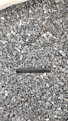 Kamenclub.ru: Щебень галтованный черный (мрамор) фр.10-20 мм.  купить в Брянске мрамор черный с белыми прожилками, черный, белый окатанный округлый ландшафтный декоративный щебень 15000 руб/т   фото КАМЕНЬ КЛУБ
