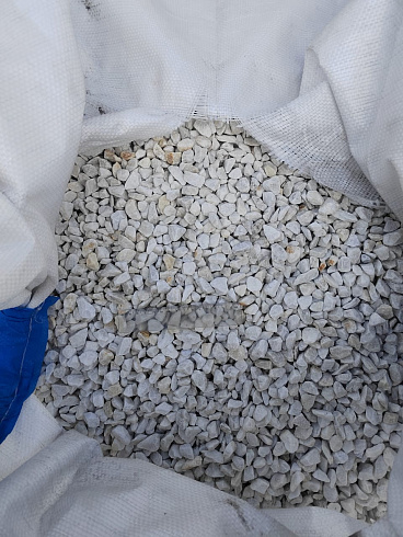 Kamenclub.ru: Мраморная крошка, щебень, цвет-белый, фр. 10-20 мм.  купить в Брянске мрамор белый, молочный айвори каменная ландшафтная декоративная крошка шебня 12000 руб/т   фото КАМЕНЬ КЛУБ