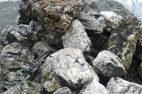 Kamenclub.ru: Черный гранит - кварцит фр. 500-1000 мм.  купить в Брянске гранит кварцит черный серый белый скальный колотый валун 9750 руб/т   фото КАМЕНЬ КЛУБ