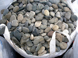 Kamenclub.ru: Галька речная плоская (ассорти) фр. 100-200-300 мм купить в Брянске галька галечник природный серый, белый темно-серый синий рыжий светло-серый природная галька плоская крупная 8000 руб/т   фото КАМЕНЬ КЛУБ