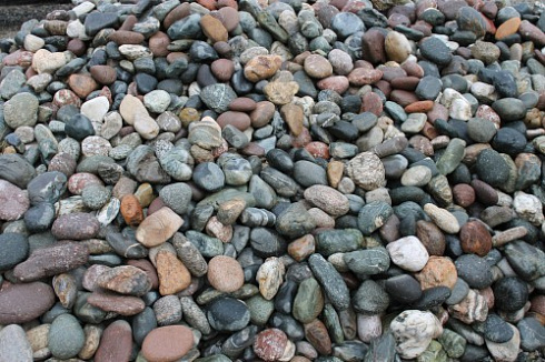 Kamenclub.ru: Галька окат (цветная картошка) фр. 50-100 мм. купить  в Брянске галька природная окатанная серый белый цветной синий темно-серый коричневый округлый галечник окатанный 6800 руб/т   фото КАМЕНЬ КЛУБ