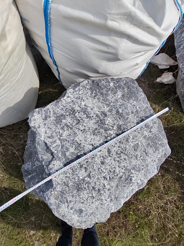 Kamenclub.ru: Черный мрамор скальник фр. 1000-1500 мм.  купить в Брянске мрамор черный белый серый крупный колотый валун ландшафтный 9000 руб/т   фото КАМЕНЬ КЛУБ