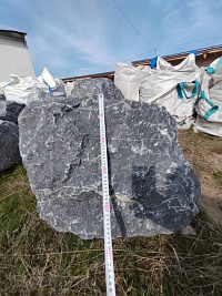 Kamenclub.ru: Черный мрамор скальник фр. 1000-1500 мм.  купить в Брянске мрамор черный белый серый крупный колотый валун ландшафтный 9000 руб/т   фото КАМЕНЬ КЛУБ