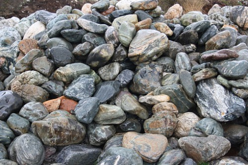 Kamenclub.ru: Ландшафтные валунчики фр.100-500 мм.  купить в Брянске крупный природный камень серый, темно-серый, светло-серый речной валун крупный 4800 руб/т   фото КАМЕНЬ КЛУБ