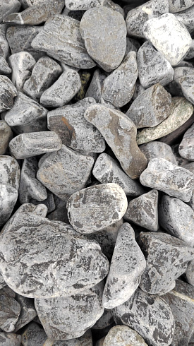 Kamenclub.ru: Щебень галтованный черный (мрамор) фр.40-70 мм.  купить в Брянске мрамор черный с белыми прожилками, черный, белый щебень галтованный округлый 13500 руб/т   фото КАМЕНЬ КЛУБ