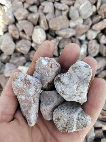 Kamenclub.ru: Мраморная крошка (щебень галтованный розовый) фр.20-40 мм.  купить в Брянске мрамор розовый, красный оголтованный округлый щебень  15000 руб/т   фото КАМЕНЬ КЛУБ