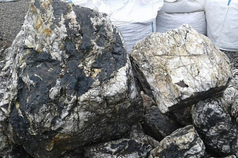 Kamenclub.ru: Черный гранит - кварцит фр. 500-1000 мм.  купить в Брянске гранит кварцит черный серый белый скальный колотый валун 9750 руб/т   фото КАМЕНЬ КЛУБ