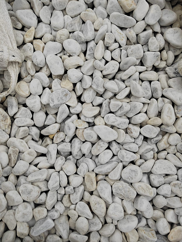 Kamenclub.ru: Мраморная крошка (щебень галтованный белый) фр.40-70 мм.  купить в Брянске мрамор белый молочный айвори окатанный округлый природный камень 17000 руб/т   фото КАМЕНЬ КЛУБ
