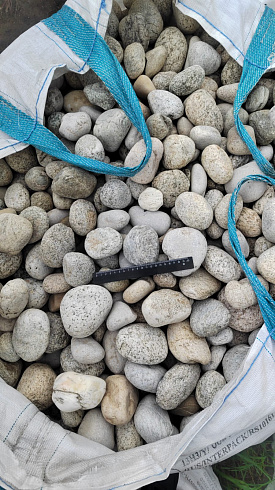 Kamenclub.ru: Галька речная окат (серо-белая) фр. 70-120 мм купить  в Брянске галька галечник бело-серая, серо-белая, серая, белая речная природная галька  8000 руб/т   фото КАМЕНЬ КЛУБ