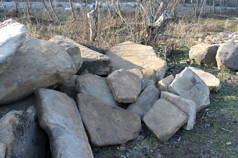 Kamenclub.ru: Песчаник плиты - плахи - пошаговые дорожки (фр. 70-150 мм)  купить в Брянске песчаник серый бежевый желтый зеленый колотый песчаник строительный 6500 руб/т   фото КАМЕНЬ КЛУБ