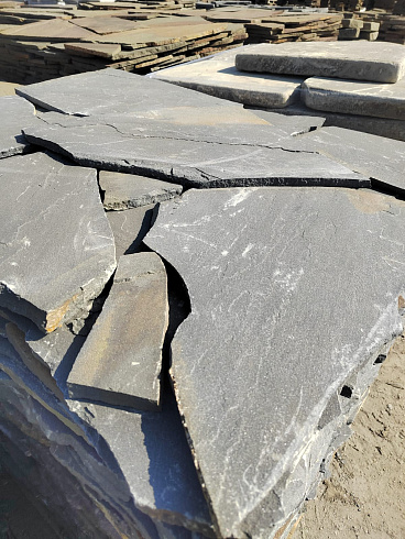 Kamenclub.ru: Песчаник пластушка светло-серый (3,0 см)  купить в Брянске песчаник светло-серый, серый песчаник рваный ландшафтный колотый 13800 руб/м3   фото КАМЕНЬ КЛУБ