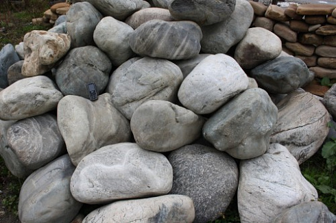 Kamenclub.ru: Речной валун Кабанчик фр.300-500 мм.  купить в Брянске крупный природный камень галька серый, темно-серый речной валун галечник масштабный 7000 руб/т   фото КАМЕНЬ КЛУБ