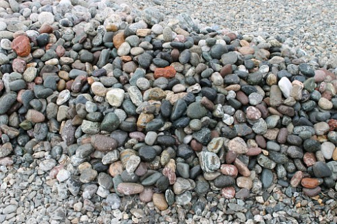 Kamenclub.ru: Галька окат (цветная картошка) фр. 50-100 мм. купить  в Брянске галька природная окатанная серый белый цветной синий темно-серый коричневый округлый галечник окатанный 6800 руб/т   фото КАМЕНЬ КЛУБ