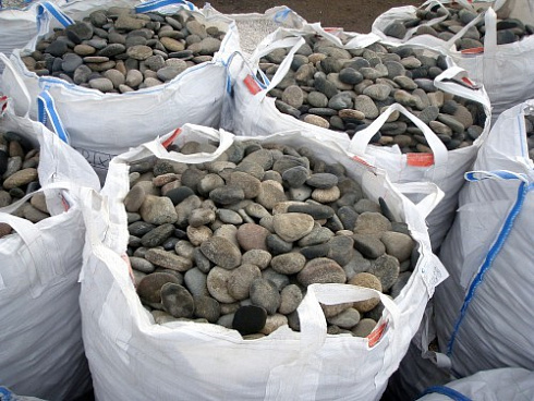 Kamenclub.ru: Галька речная плоская (ассорти) фр. 70-150 мм. купить  в Брянске галька галечник серый белый темно-серый синий светло-серый плоская природная галька  9000 руб/т   фото КАМЕНЬ КЛУБ