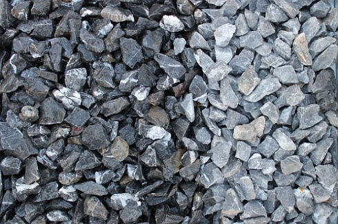 Kamenclub.ru: Щебень крошка черный (мрамор) фр. 20-40 мм.  купить в Брянске мрамор черный с белыми прожилками мраморная каменная крошка 11000 руб/т   фото КАМЕНЬ КЛУБ