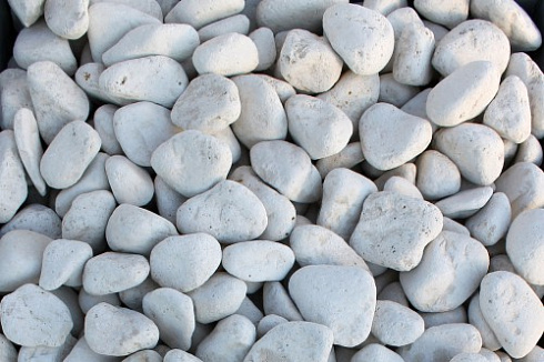 Kamenclub.ru: Мраморная крошка (щебень галтованный белый) фр.40-70 мм.  купить в Брянске мрамор белый молочный айвори окатанный округлый природный камень 17000 руб/т   фото КАМЕНЬ КЛУБ