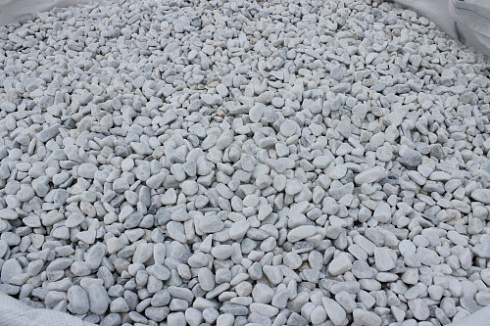 Kamenclub.ru: Мраморная крошка (щебень галтованный белый) фр.10-20 мм.  купить в Брянске мрамор белый, молочный, айвори окатанный округлый декоративный ландшафтный щебень 17000 руб/т   фото КАМЕНЬ КЛУБ