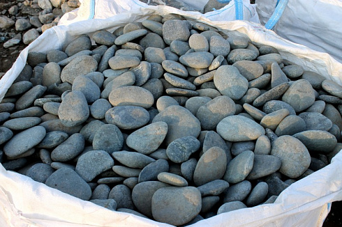 Kamenclub.ru: Галька речная плоская (темно-серая) фр. 70-150 мм. купить  в Брянске галечник природный темно-серый серый синий речная плоская природная окатанная  9000 руб/т   фото КАМЕНЬ КЛУБ
