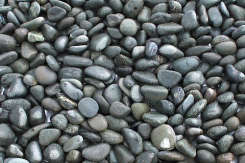 Kamenclub.ru: Галька речная окат (темно-серая) фр. 70-150 мм. купить  в Брянске галька речная темно-серая, синяя, серая речная галька округлая  8000 руб/т   фото КАМЕНЬ КЛУБ