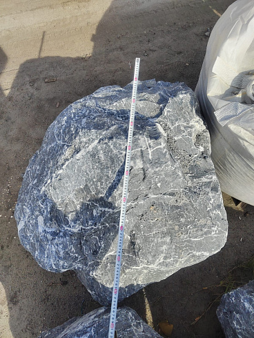 Kamenclub.ru: Черный мрамор скальник фр. 1000-1500 мм.  купить в Брянске мрамор черный белый серый крупный колотый валун ландшафтный 9000 руб/т   фото КАМЕНЬ КЛУБ