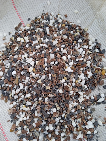 Kamenclub.ru: Мраморная крошка (щебень галтованный микс:: белый-черный) фр.5-10 мм  купить в Брянске мрамор белый, черный, молочный, серый галтовка мраморная окатанная декоративная ландшафтная 15500 руб/т   фото КАМЕНЬ КЛУБ