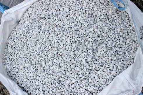 Kamenclub.ru: Мраморная крошка (щебень галтованный белый) фр.10-20 мм.  купить в Брянске мрамор белый, молочный, айвори окатанный округлый декоративный ландшафтный щебень 17000 руб/т   фото КАМЕНЬ КЛУБ