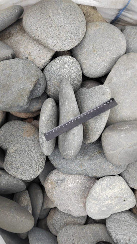 Kamenclub.ru: Галька речная плоская (темно-серая) фр. 70-150 мм. купить  в Брянске галечник природный темно-серый серый синий речная плоская природная окатанная  9000 руб/т   фото КАМЕНЬ КЛУБ