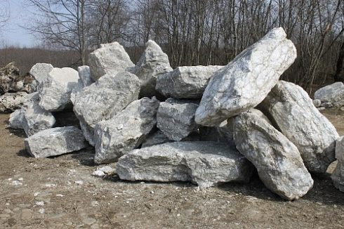 Kamenclub.ru: Мраморизированный известняк фр.500-1500 мм.  купить в Брянске    10000 руб/т   фото КАМЕНЬ КЛУБ