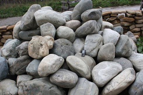 Kamenclub.ru: Речной валун Кабанчик фр.300-500 мм.  купить в Брянске крупный природный камень галька серый, темно-серый речной валун галечник масштабный 7000 руб/т   фото КАМЕНЬ КЛУБ