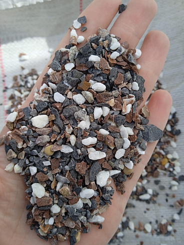 Kamenclub.ru: Мраморная крошка (щебень крошка микс : белый-черный-розовый) фр. 5-10 мм.  купить в Брянске мрамор белый, черный, розовый, разноцветный микс декоративная мраморная каменная крошка 12000 руб/т   фото КАМЕНЬ КЛУБ