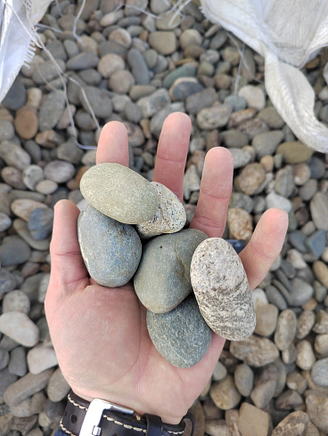 Kamenclub.ru: Галька речная окат (пестрая) фр. 20-40 мм. купить  в Брянске галька речная пестрая, серая, серые оттенки галька речная окатанная округлая 5000 руб/т   фото КАМЕНЬ КЛУБ