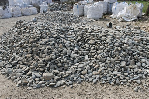 Kamenclub.ru: Галька речная плоская (ассорти) фр. 70-150 мм. купить  в Брянске галька галечник серый белый темно-серый синий светло-серый плоская природная галька  9000 руб/т   фото КАМЕНЬ КЛУБ
