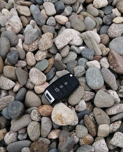 Kamenclub.ru: Галька горная речная окат (цветная) фр. 20-40 мм. купить  в Брянске галька речная серый синий бежевый белый окатанная речная галька ландшафтная 6800 руб/т   фото КАМЕНЬ КЛУБ