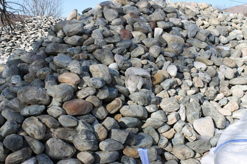 Kamenclub.ru: Ландшафтные валунчики фр.100-500 мм.  купить в Брянске крупный природный камень серый, темно-серый, светло-серый речной валун крупный 4800 руб/т   фото КАМЕНЬ КЛУБ