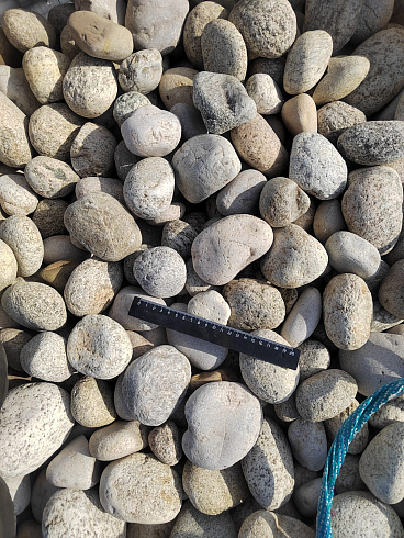 Kamenclub.ru: Галька речная окат (серо-белая) фр. 70-120 мм купить  в Брянске галька галечник бело-серая, серо-белая, серая, белая речная природная галька  8000 руб/т   фото КАМЕНЬ КЛУБ