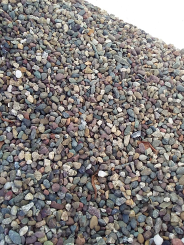 Kamenclub.ru: Галька речная окат цветная фр.5-10 мм. купить  в Брянске галька речная белый, серый, красноватый, синий, темно-серый речная окатанная галька декоративная 6800 руб/т   фото КАМЕНЬ КЛУБ
