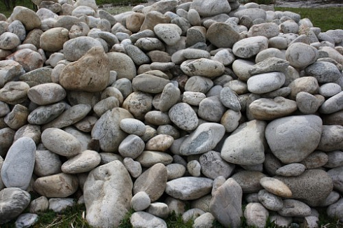 Kamenclub.ru: Бело-серый валунчик фр.100-300 мм.  купить в Брянске крупный камень для ландшафта серый, белый бело-серый валун крупная галька 4500 руб/т   фото КАМЕНЬ КЛУБ