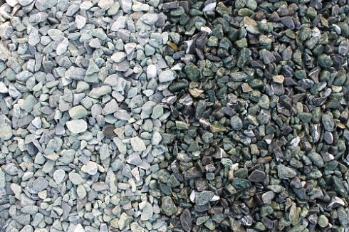 Kamenclub.ru: Мраморная крошка (щебень галтованный микс:зеленый-черный) фр.10-20 мм.  купить в Брянске мрамор зеленый, черный декоративные ландшафтные окатанные округлые камни щебня 14500 руб/т   фото КАМЕНЬ КЛУБ