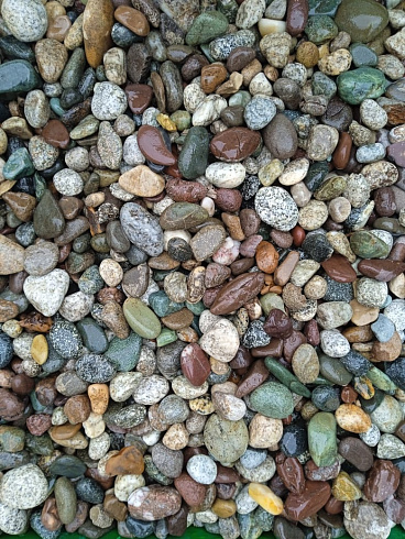 Kamenclub.ru: Галька горная речная окат (цветная) фр. 20-40 мм. купить  в Брянске галька речная серый синий бежевый белый окатанная речная галька ландшафтная 6800 руб/т   фото КАМЕНЬ КЛУБ